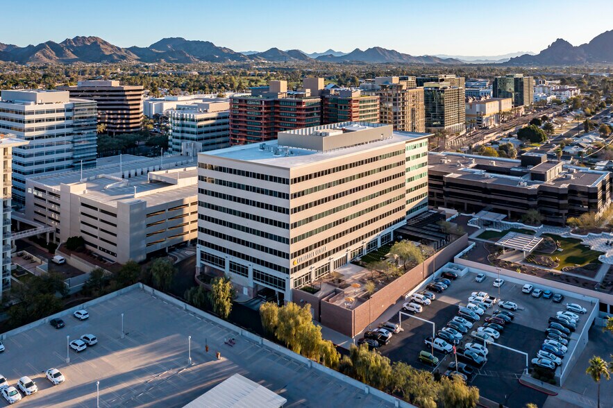 2355 E Camelback Rd, Phoenix, AZ à louer - Photo du bâtiment - Image 2 de 12