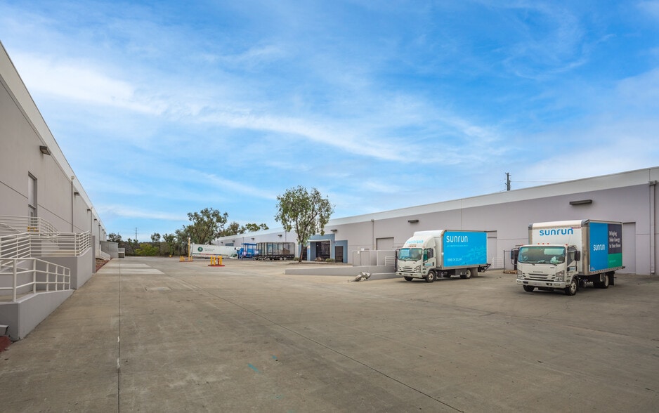 1225 Park Center Dr, Vista, CA à louer - Photo du bâtiment - Image 3 de 4