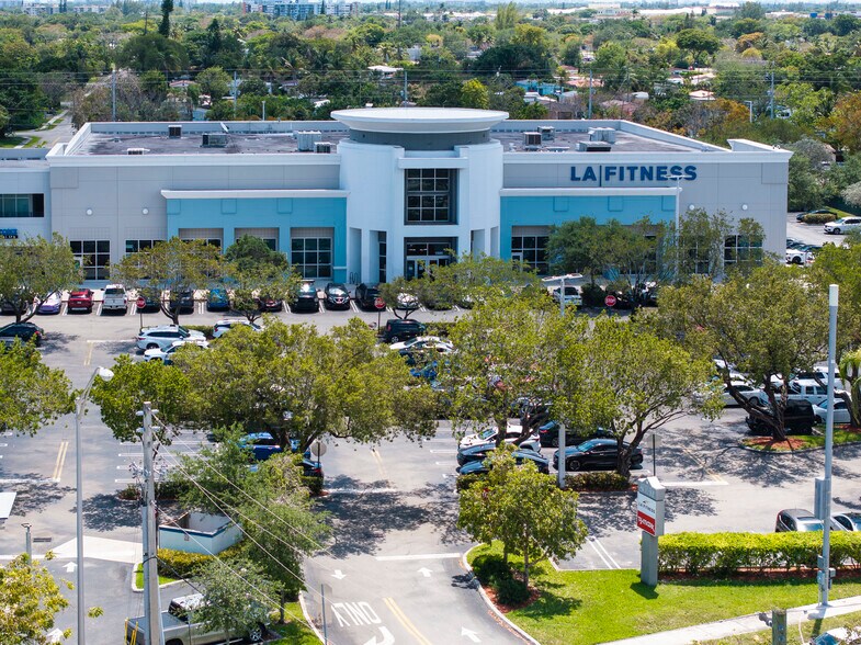 1600-1760 NE Miami Gardens Dr, Miami, FL à louer - Photo du bâtiment - Image 3 de 16