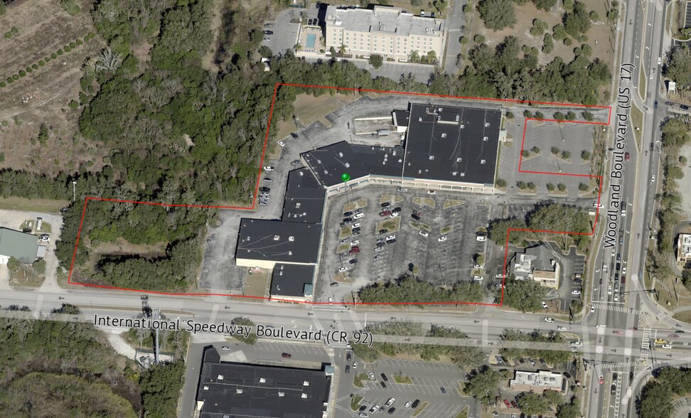 1588 N Woodland Blvd, Deland, FL à louer - Photo du bâtiment - Image 2 de 9