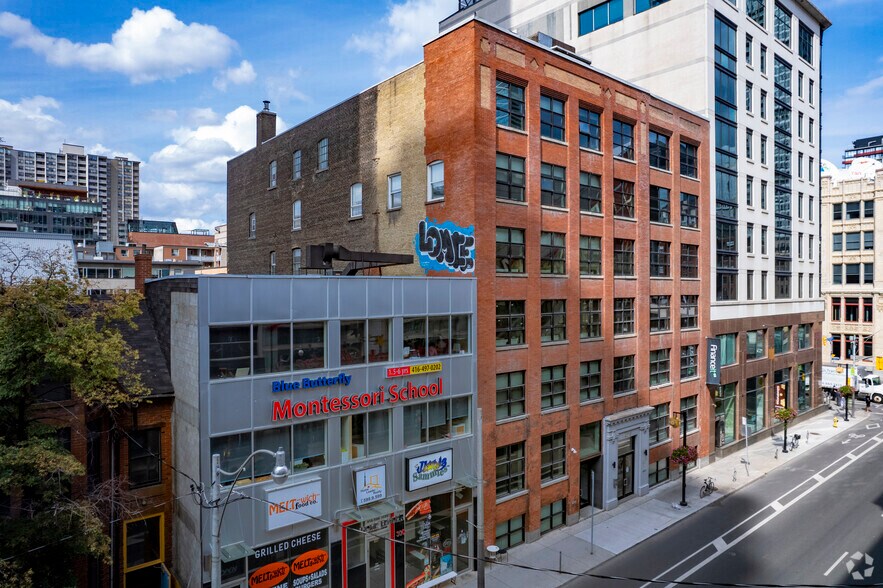 296 Richmond St W, Toronto, ON à louer - Photo du bâtiment - Image 1 de 10