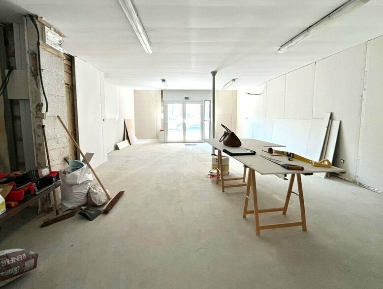 Retail in Les Arcs for lease - Interior Photo - Image 2 of 6