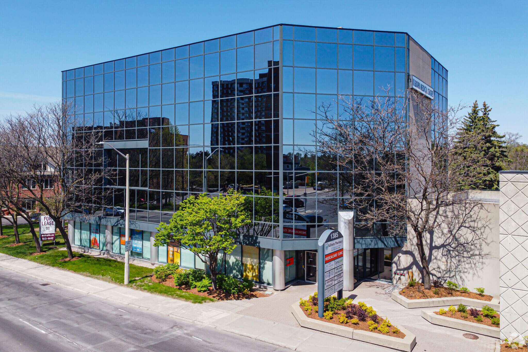1385 Bank St, Ottawa, ON à louer Photo du bâtiment- Image 1 de 16