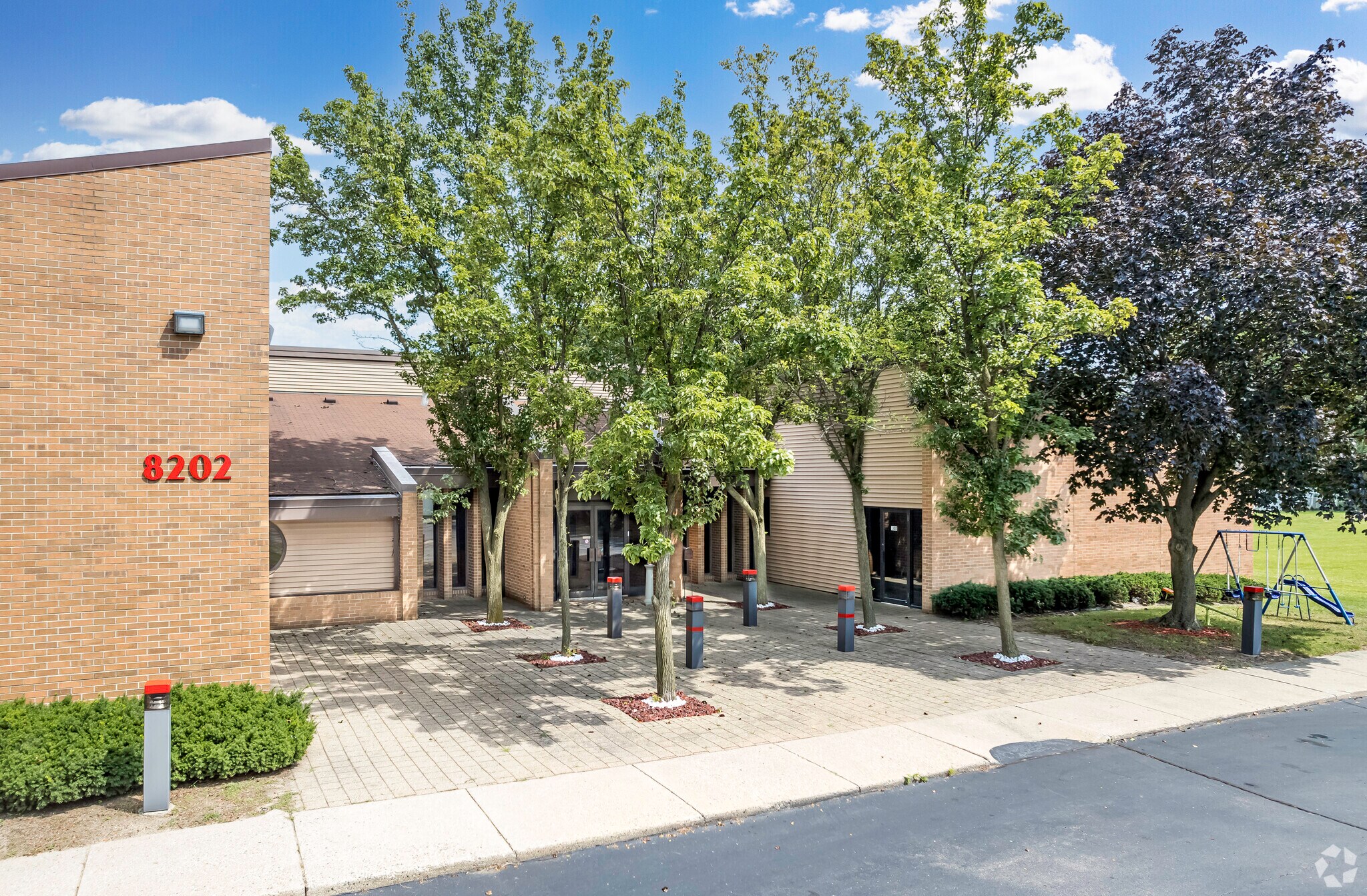 8202 Irving Rd, Sterling Heights, MI à louer Photo du bâtiment- Image 1 de 8