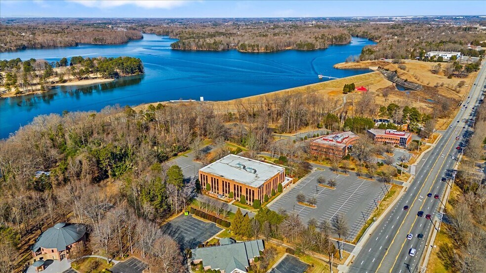 1823 Eastchester Dr, High Point, NC à louer - Aérien - Image 2 de 13