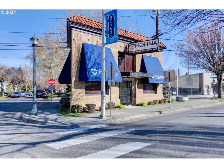 4515 NE Sandy Blvd, Portland, OR à vendre - Photo du bâtiment - Image 3 de 11