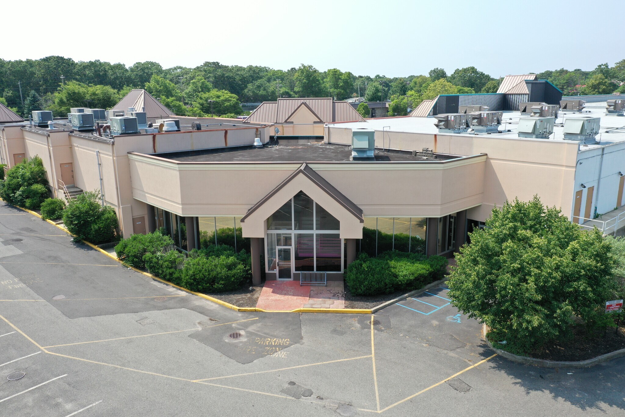 248-268 W Montauk Hwy, Hampton Bays, NY à louer Photo du bâtiment- Image 1 de 13