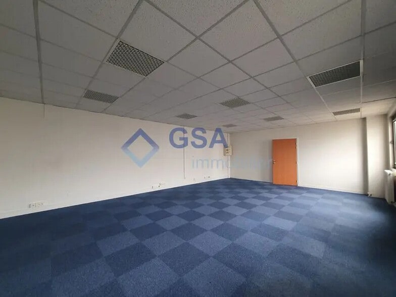 Office in Lisses for lease - Interior Photo - Image 3 of 9