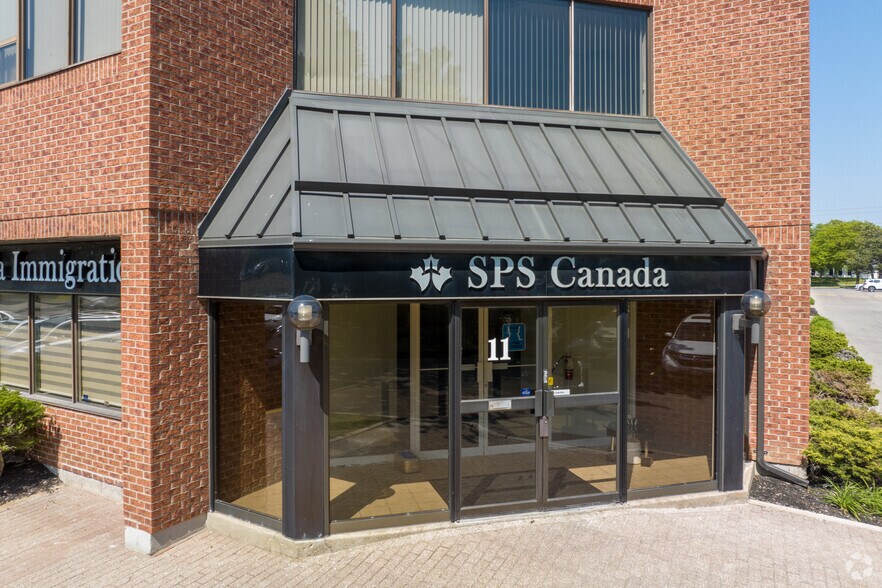 100 Westmore Dr, Toronto, ON à louer - Photo du bâtiment - Image 3 de 5