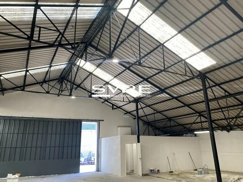 Flex in Marseille for lease - Interior Photo - Image 3 of 7