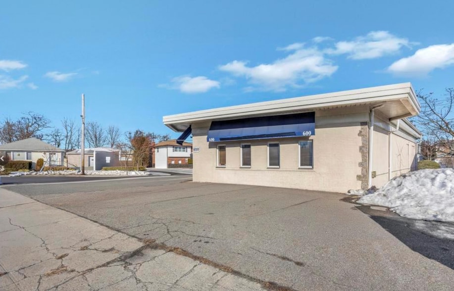 600 Hicksville Rd, Bethpage, NY à vendre - Photo du bâtiment - Image 3 de 8