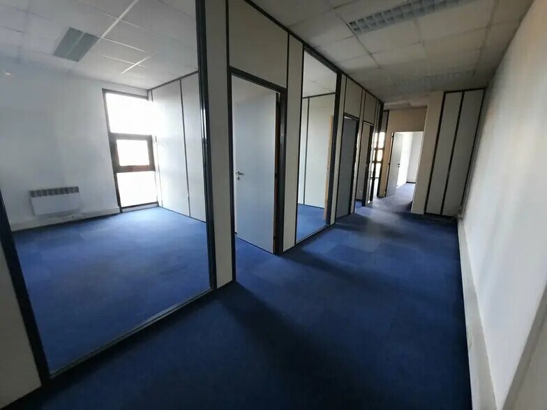 Office in Le Petit-Quevilly for lease - Interior Photo - Image 2 of 10