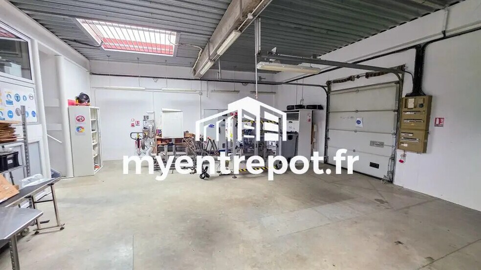 Flex in Aubagne for lease - Interior Photo - Image 2 of 8