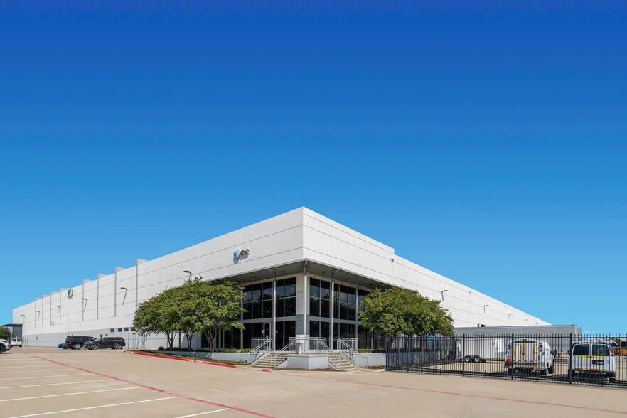705 E Wildlife Pky, Grand Prairie, TX à louer - Photo du bâtiment - Image 3 de 9