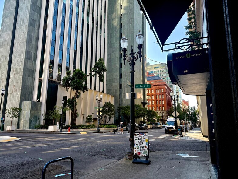 800 SW Washington St, Portland, OR à louer - Photo du bâtiment - Image 3 de 14