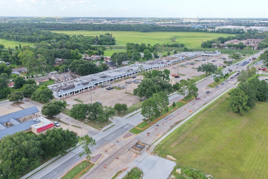 351-403 Greens Rd, Houston, TX à louer - Photo du bâtiment - Image 2 de 9
