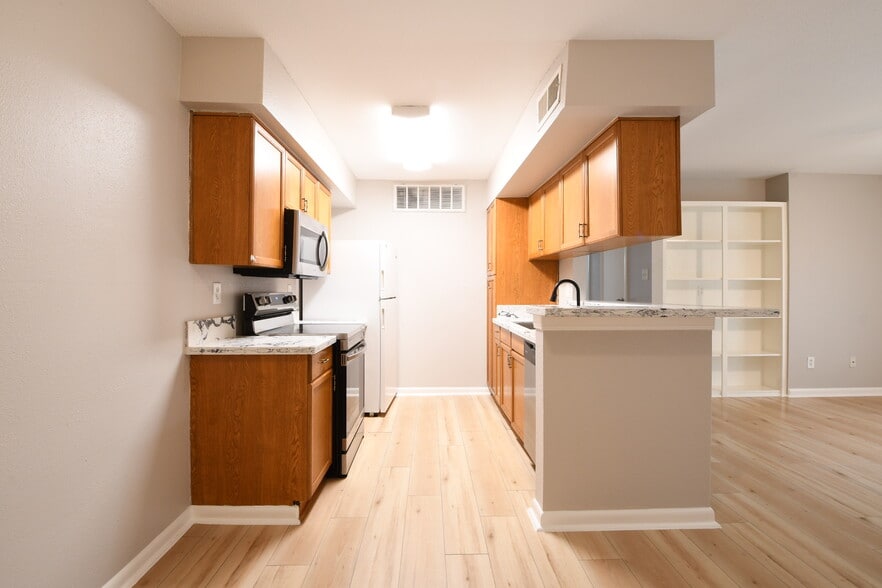 WOODFOREST 3 UNITS 2BR 1BATH EACH portfolio of 3 properties for sale on LoopNet.ca - Building Photo - Image 2 of 40