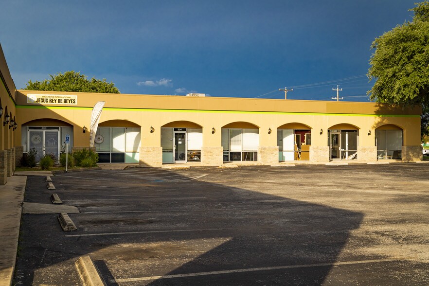 3203 Nacogdoches Rd, San Antonio, TX à louer - Photo du bâtiment - Image 2 de 7