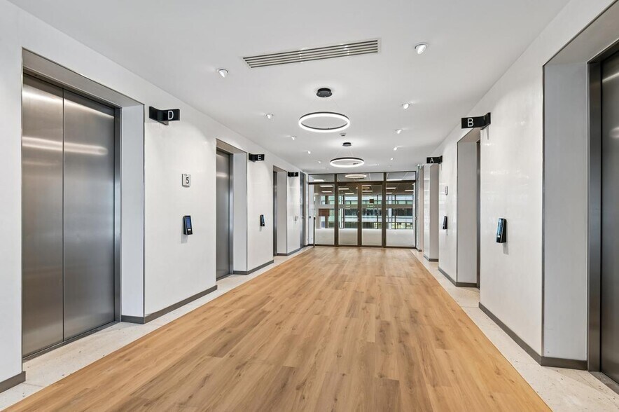 Bureau dans Saint-Ouen-sur-Seine à louer - Photo du bâtiment - Image 3 de 35