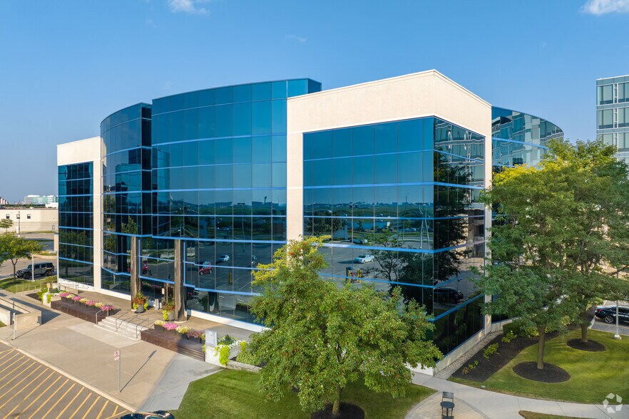 5520 Explorer Dr, Mississauga, ON à louer - Photo du bâtiment - Image 2 de 9