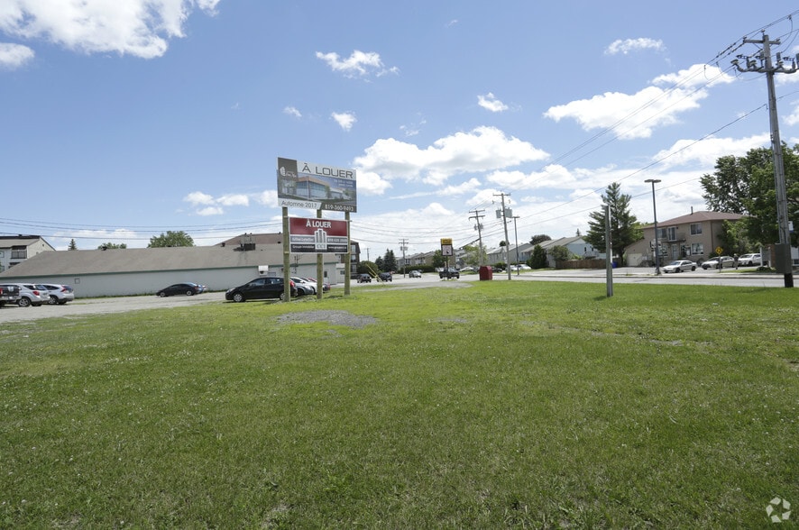 51 Rue Bellehumeur, Gatineau, QC for sale - Primary Photo - Image 1 of 4