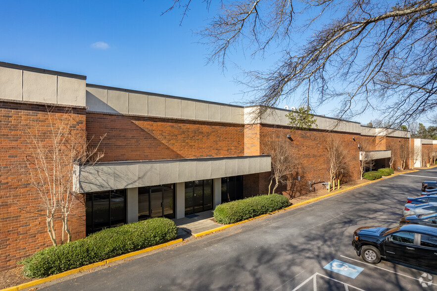 7055 Amwiler Industrial Dr, Peachtree Corners, GA for lease - Building Photo - Image 2 of 6