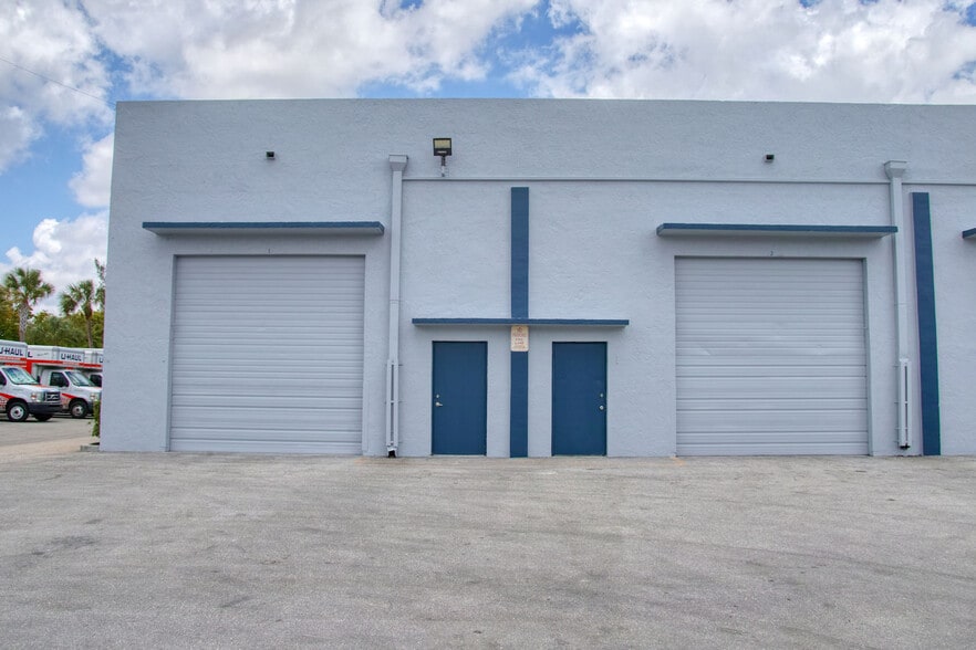 4747 N Nob Hill Rd, Sunrise, FL à louer - Photo du bâtiment - Image 3 de 8