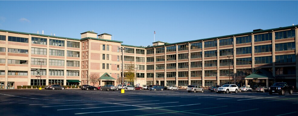 1 Sundial Ave, Manchester, NH à louer - Photo du bâtiment - Image 1 de 5