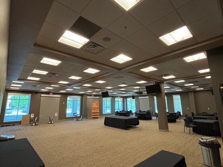 2800 Shoreline Dr, Denton, TX for sale - Interior Photo - Image 2 of 25