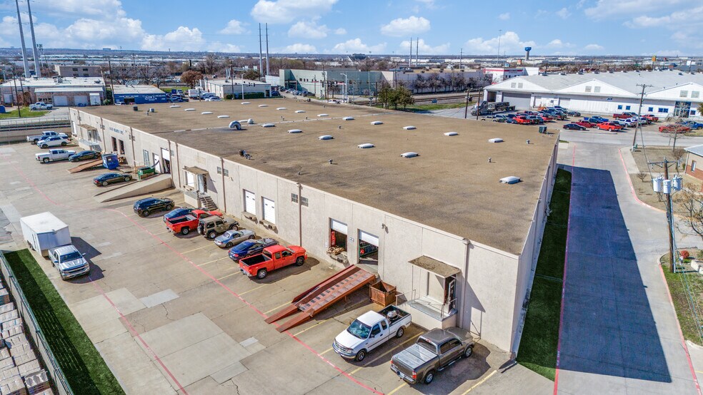 13908-13910 Distribution Way, Farmers Branch, TX à louer - Photo du bâtiment - Image 3 de 12