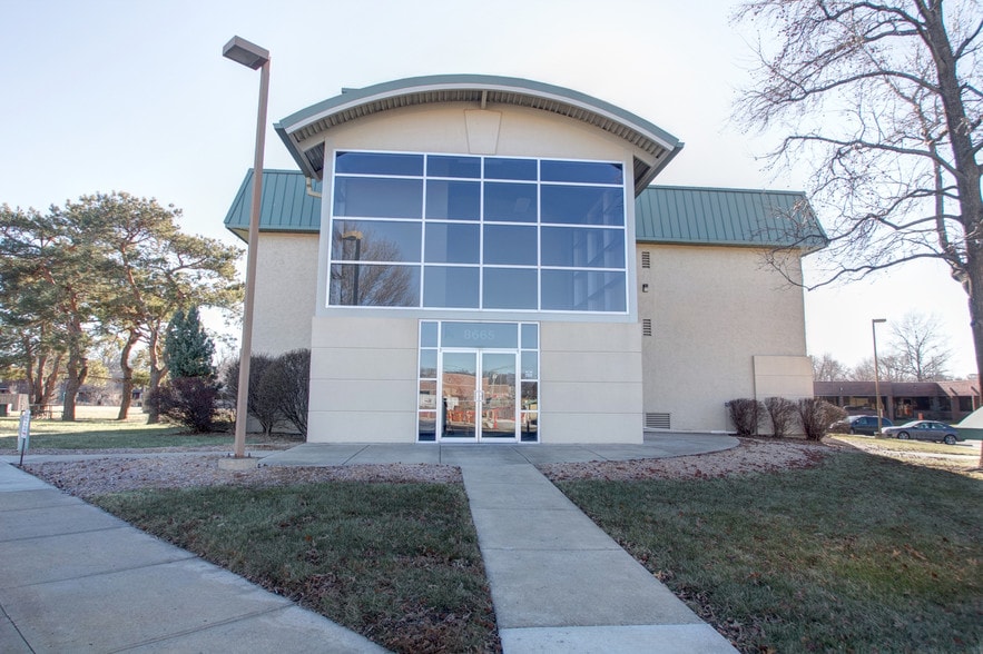 8665 W 96th St, Overland Park, KS for lease - Primary Photo - Image 1 of 9