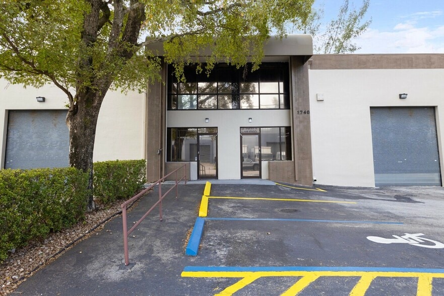 1740-1742 NW 93rd Ave, Miami, FL for lease - Building Photo - Image 3 of 41