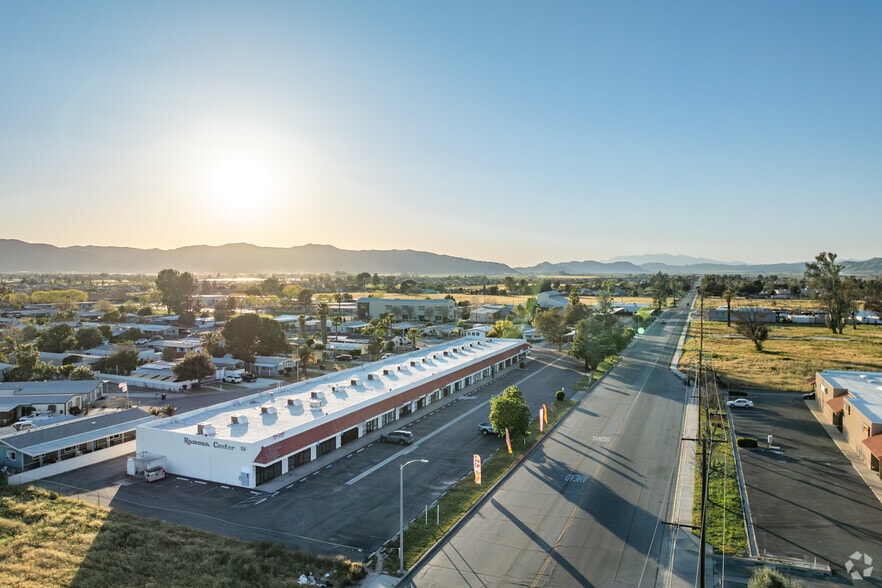 950 Ramona Blvd, San Jacinto, CA à louer - Photo du bâtiment - Image 2 de 7