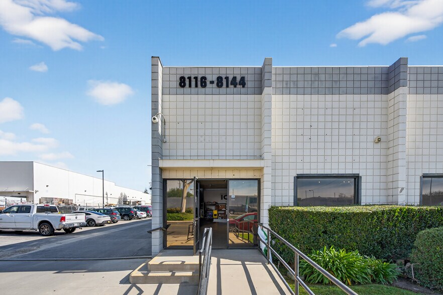 8116-8144 Deering Ave, Canoga Park, CA à louer - Photo du bâtiment - Image 3 de 26