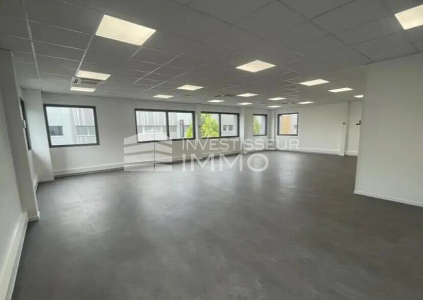 Flex in Émerainville for lease - Interior Photo - Image 2 of 5