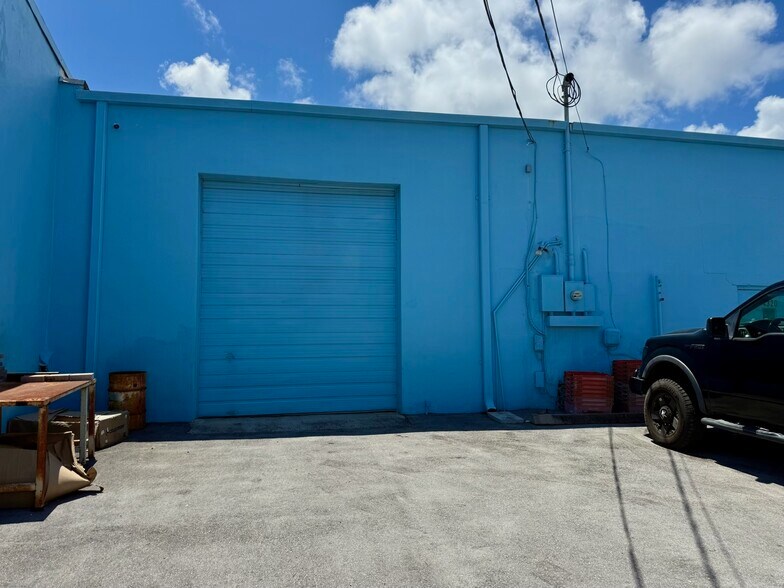 4314-4316 N Dixie Hwy, Oakland Park, FL à louer - Photo du bâtiment - Image 3 de 4