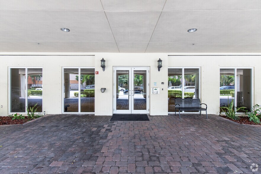 1627 SW 37th Ave, Miami, FL à vendre - Photo du bâtiment - Image 3 de 16