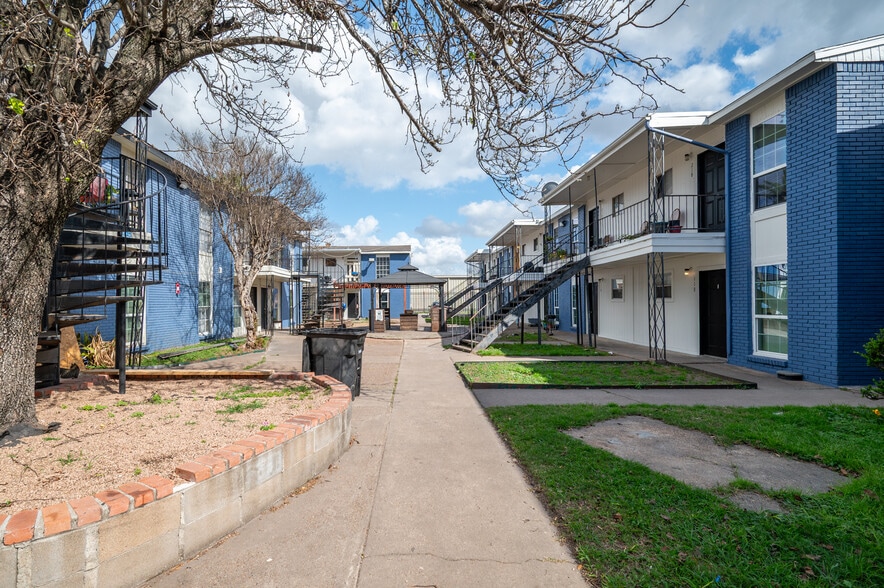 122 E Crosstimbers St, Houston, TX for sale - Building Photo - Image 2 of 43