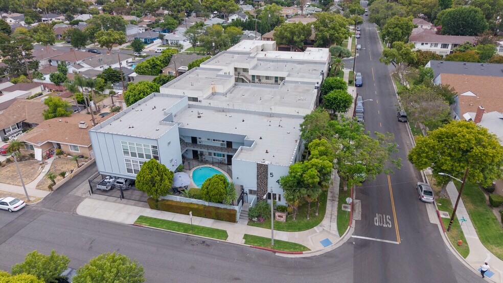 541 N Naomi St, Burbank, CA à vendre - Photo du bâtiment - Image 3 de 7