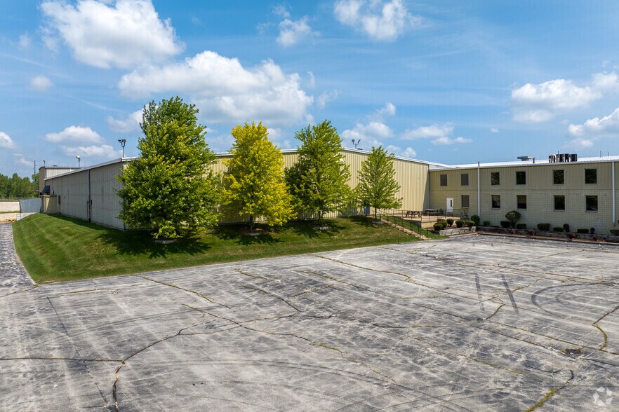 7900 W Tower Ave, Milwaukee, WI à louer - Photo du bâtiment - Image 3 de 33