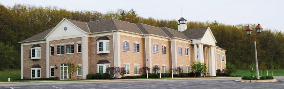 515 W North Shore Dr, Hartland, WI for lease - Building Photo - Image 2 of 9