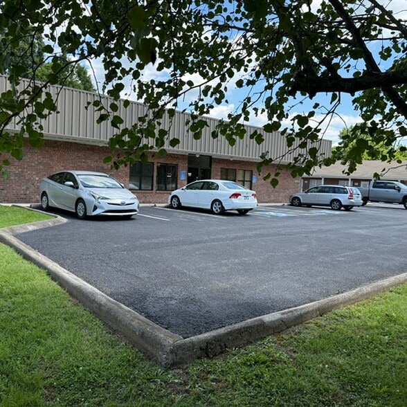 1404 E Broadway, Gallatin, TN à louer - Photo du bâtiment - Image 1 de 5