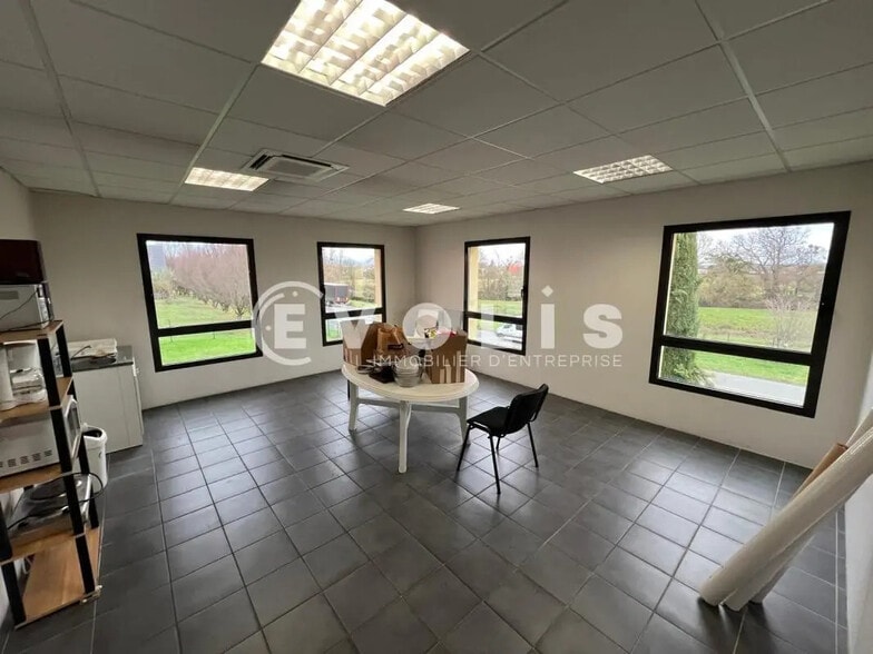 Retail in Arnas for lease - Interior Photo - Image 2 of 9