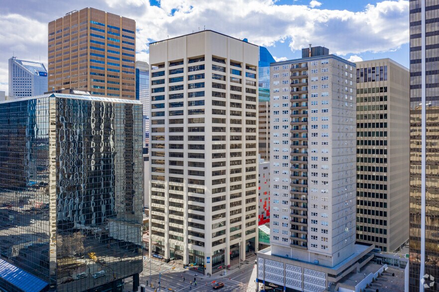639 5th Ave SW, Calgary, AB à louer - Photo du bâtiment - Image 2 de 7