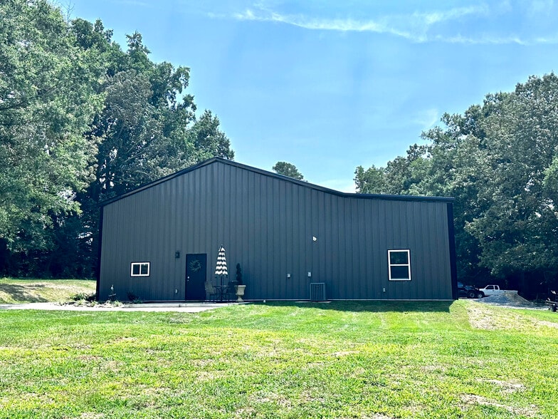 2919 Flicker Ln, Dandridge, TN for sale - Primary Photo - Image 1 of 43