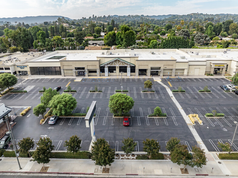 19800 Ventura Blvd, Woodland Hills, CA à louer - Photo du bâtiment - Image 1 de 2