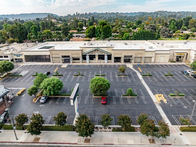 Plus de détails pour 19800 Ventura Blvd, Woodland Hills, CA - Commerce de détail à louer