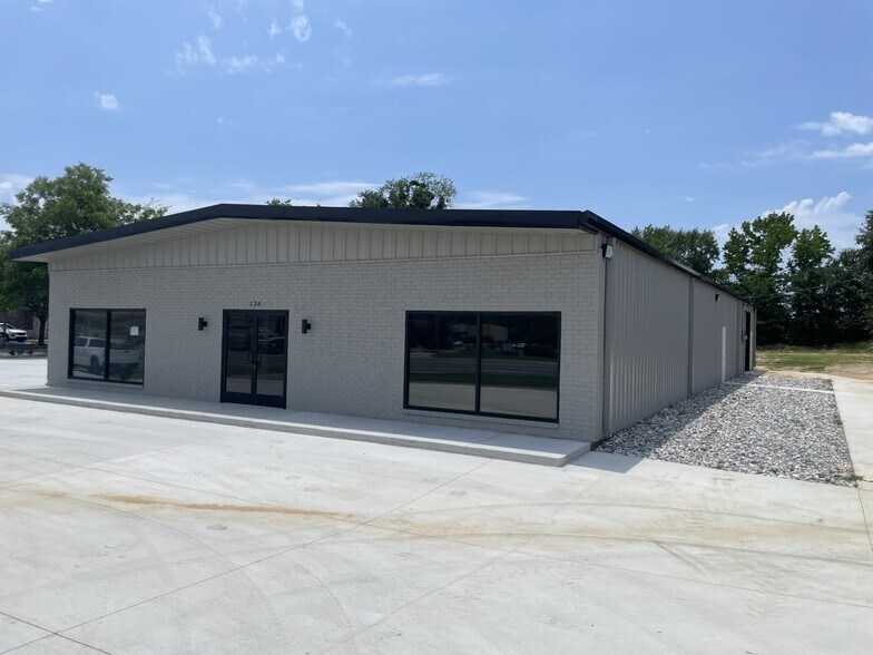 126 N Northwest Loop 323, Tyler, TX à louer - Photo du bâtiment - Image 2 de 4