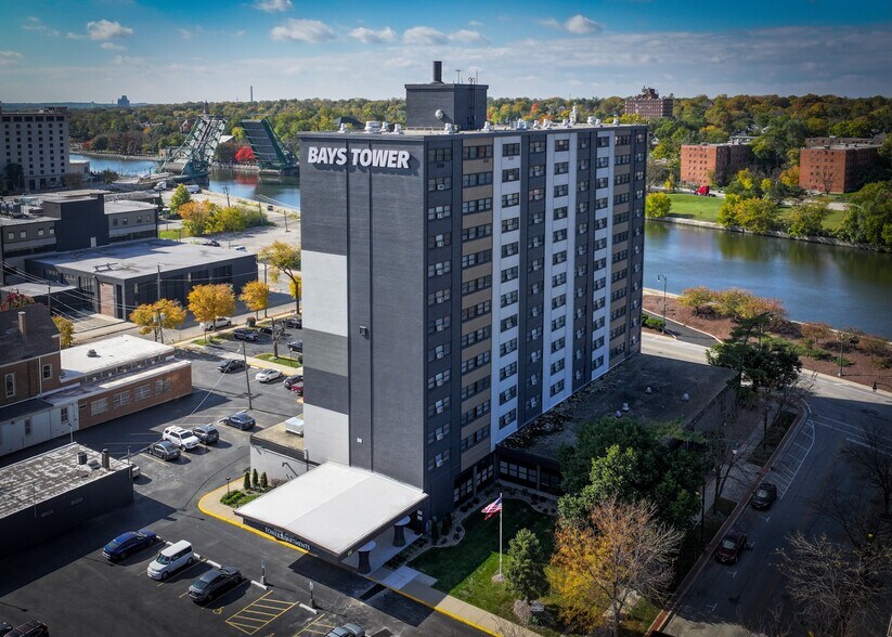 311 N Ottawa St, Joliet, IL à louer - Photo du bâtiment - Image 2 de 27