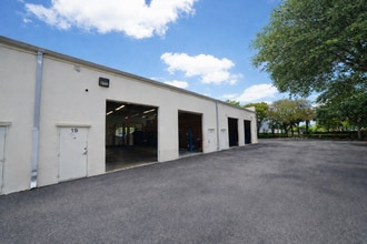 587 105th Ave N, West Palm Beach, FL for lease Interior Photo- Image 2 of 6